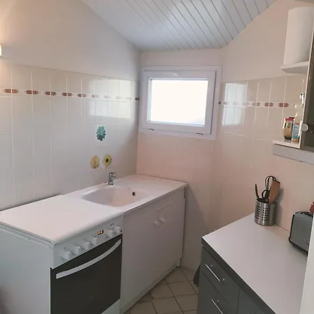 Semesterbostad Maison Calme Proche - La Roseraie